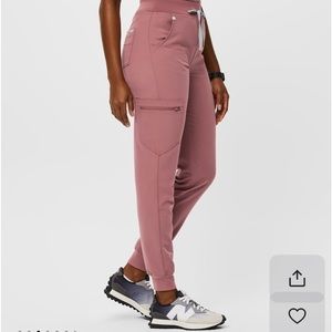 Women’s mauve Zamora high wasted 2.0 jogger scrub pants! Size small tall